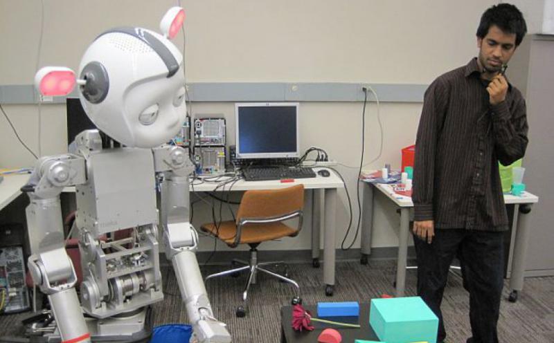 Bu robot insan kimi ünsiyyət saxlayır