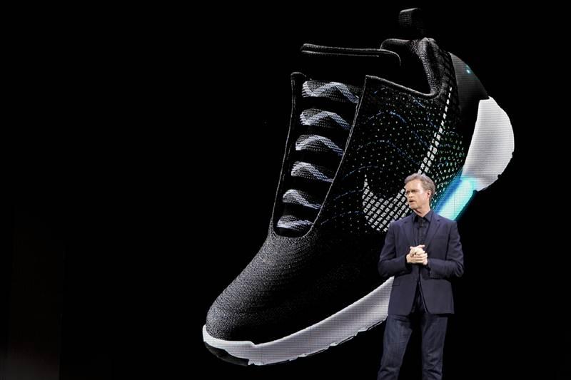 Özü bağlanan Nike krassovkaları