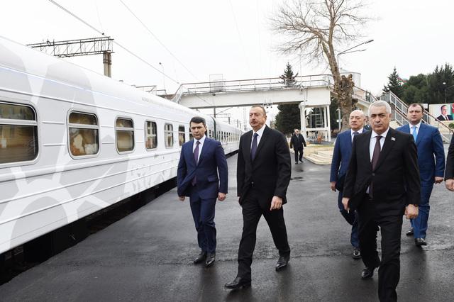 İlham Əliyev səyyar “ASAN qatar”la tanış olub-Foto
