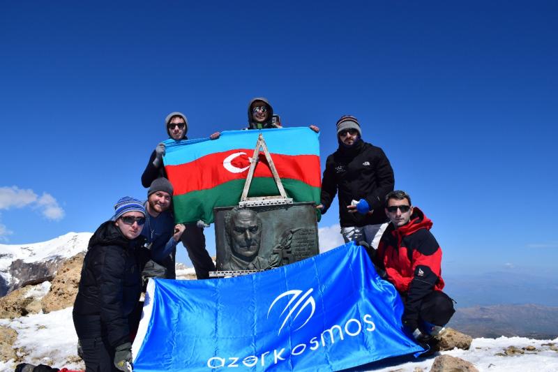 Azərkosmos əməkdaşları “Heydər zirvəsi”nə  qalxıb