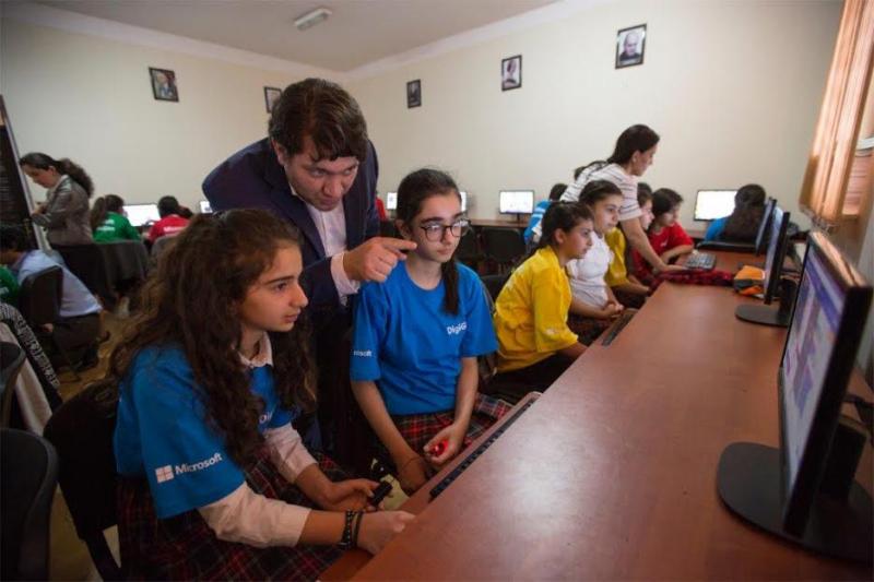 Microsoft Gəncədə ilk dəfə qızlar üçün konfrans keçirib- Foto