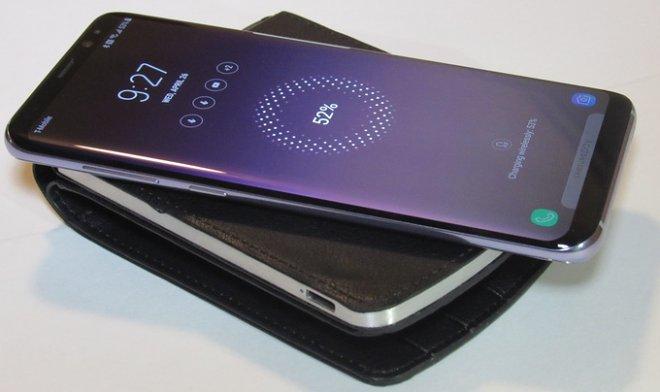 Smartfonları enerji ilə dolduran pul kisəsi