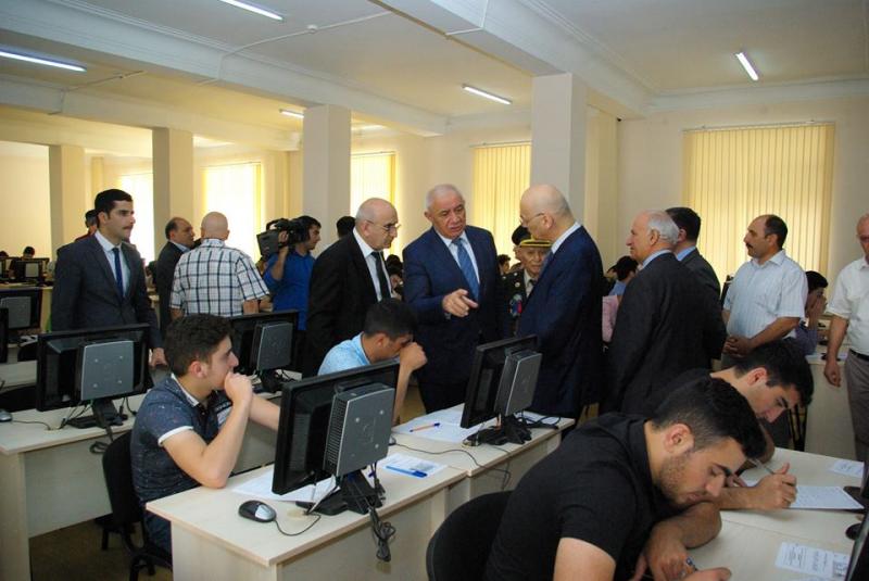 Tələbələr imtahan cavablarını kompüterdən öyrənir-Foto