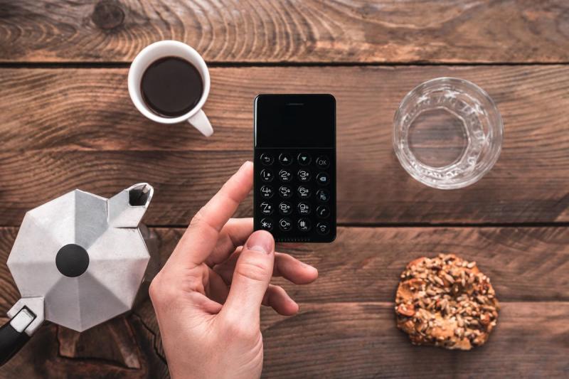 Bank kartı ölçüsündə smartfon-Video