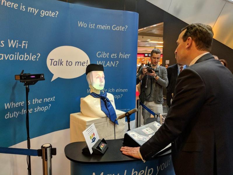 Robot hava limanında sərnişinlərə kömək edir