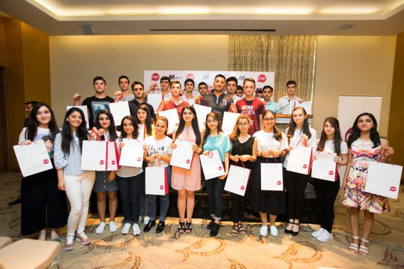 “Nar” qəbul imtahanlarında yüksək nəticə göstərmiş abituriyentləri  mükafatlandırdı
