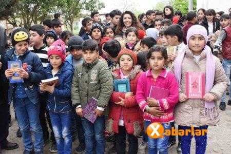Nar kənd məktəbinə kitab və kompüterlər hədiyyə etdi