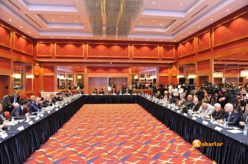 Siyasi partiyalar siyasi proseslərə xarici müdaxilə cəhdinə qarşı mövzusunda dəyirmi masa keçirilib