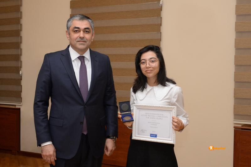 Nazir dünya üçüncüsü olan şagirdə medalını təqdim edib