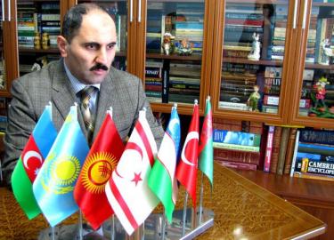 Azər Həsrət: “İnternetin imkanlarından tam gücüylə istifadə etməyə çalışıram”