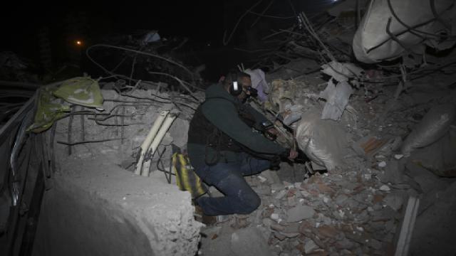 Azərbaycanlı mütəxəssis Türkiyədə xüsusi cihazla 14 nəfəri dağıntılar altından sağ çıxardı