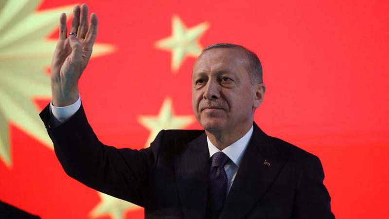 Ərdoğan Prezident İlham Əliyevə Heydər Əliyevə həsr olunmuş poçt markası təqdim edib