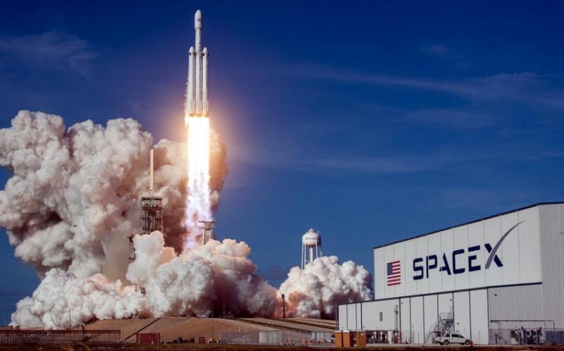 “SpaceX”in internet peyklərinin yeni qrupu orbitə çıxarılıb