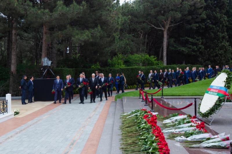 Rəqəmsal İnkişaf və Nəqliyyat Nazirliyinin kollektivi Ulu Öndər Heydər Əliyevin məzarını ziyarət edib