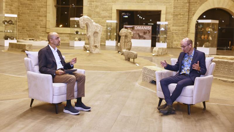 Məşhur yazıçı Yuval Noah Harari Bakıda müsahibə verdi