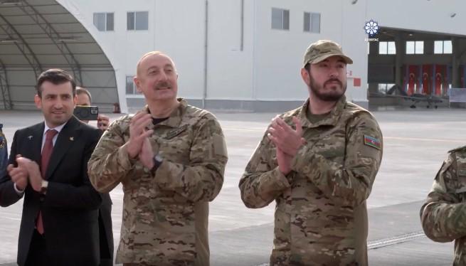 Prezident İlham Əliyev və oğlu Heydər Əliyev “Akıncı” PUA-larının uçuşuna baxıb