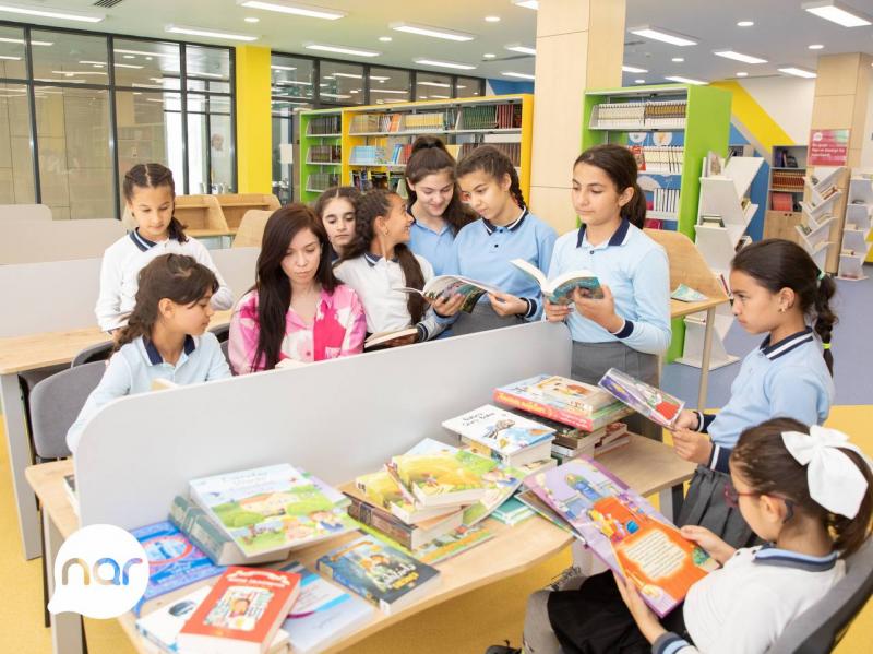 “Nar” Füzulidə yerləşən məktəbə yeni kitablar hədiyyə etdi