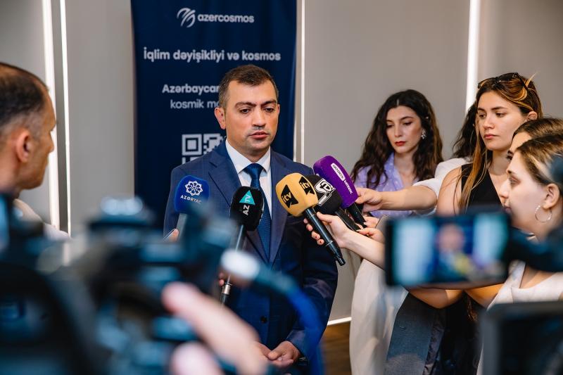 Media nümayəndələri ilə “İqlim dəyişikliyi və kosmos” mövzusunda görüş keçirilib