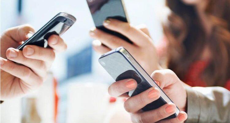 Britaniya məktəblərində mobil telefondan istifadə qadağan edilib