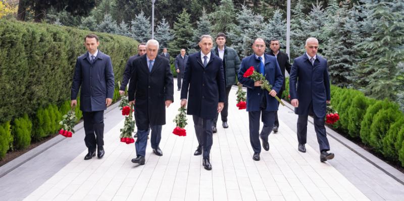 RİNN-in kollektivi Ulu Öndərin məzarını və Şəhidlər xiyabanını ziyarət edib