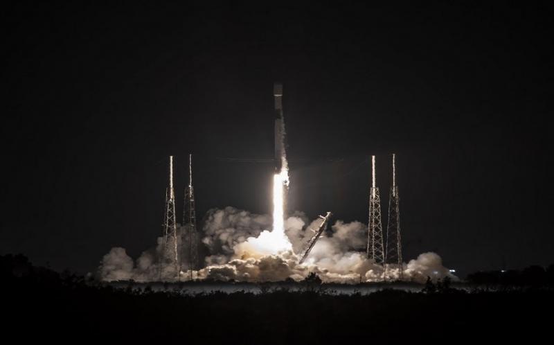 “SpaceX” kəşfiyyat üçün peyklər daşıyan raket buraxıb