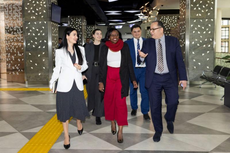 Keniyalı qonaq “ASAN xidmət” barədə məlumatlandırılıb