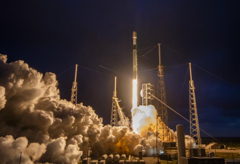 “SpaceX” orbitə daha 26 internet peyki çıxarıb