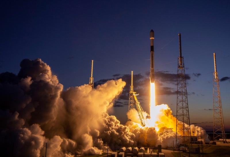 “SpaceX” orbitə daha 23 internet peyki çıxarıb