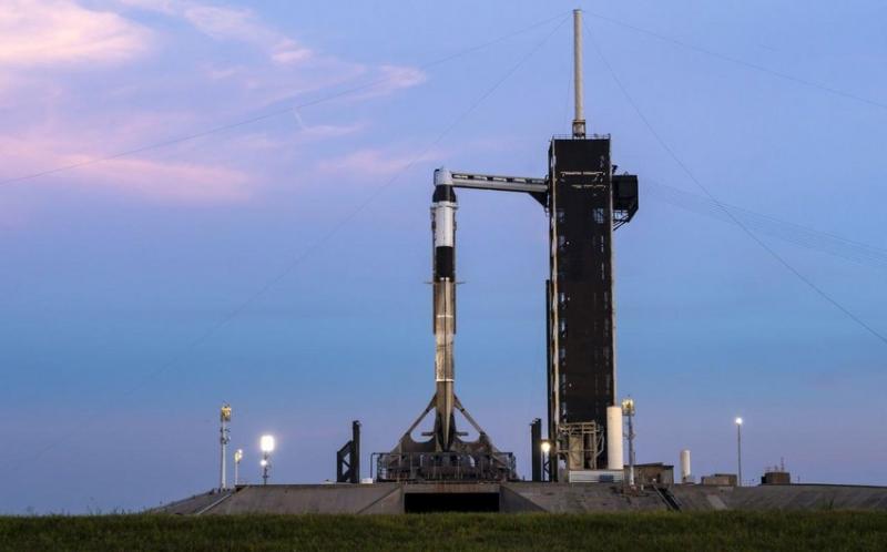 “SpaceX” beynəlxalq astronavtları BKS-yə göndərib