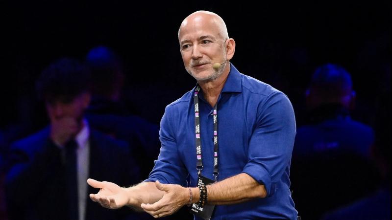Bezos: Milyonlarla insan yaxın gələcəkdə kosmosda yaşayacaq