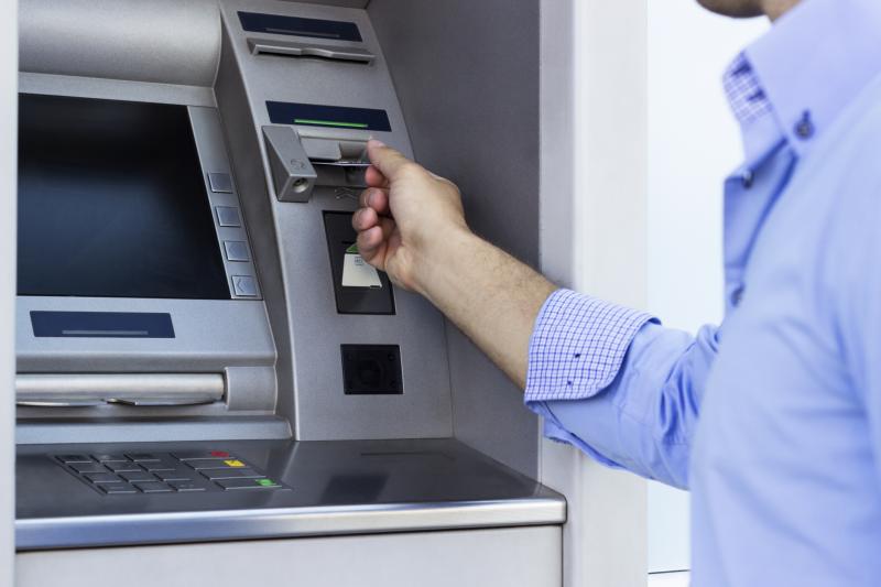 Bank kartlarından oğurluq edənlər saxlanılıb