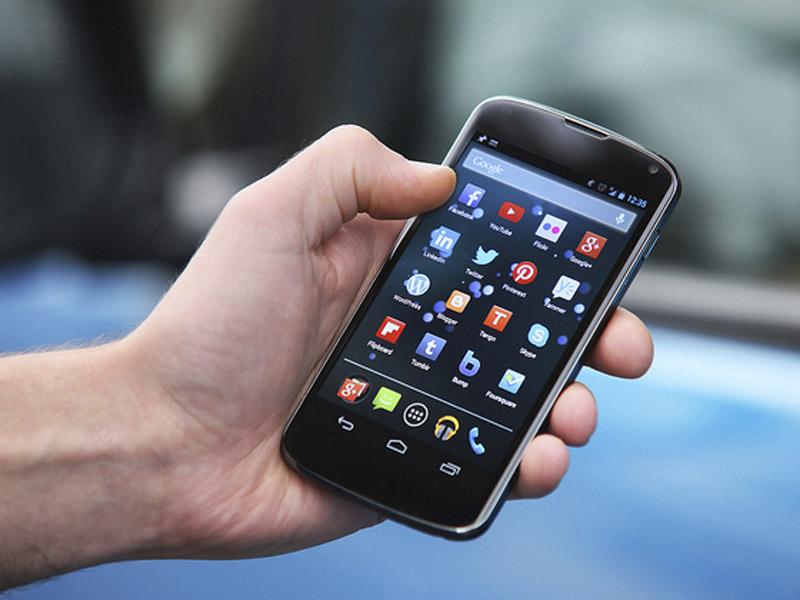 Dünya smartfon bazarında hansı şirkət daha çox gəlir əldə edir?