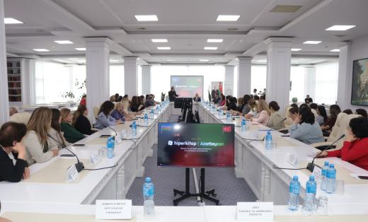 “Hiperkitap” rəqəmsal platformasının nümayəndələri kitabxanaçılarla görüşüb
